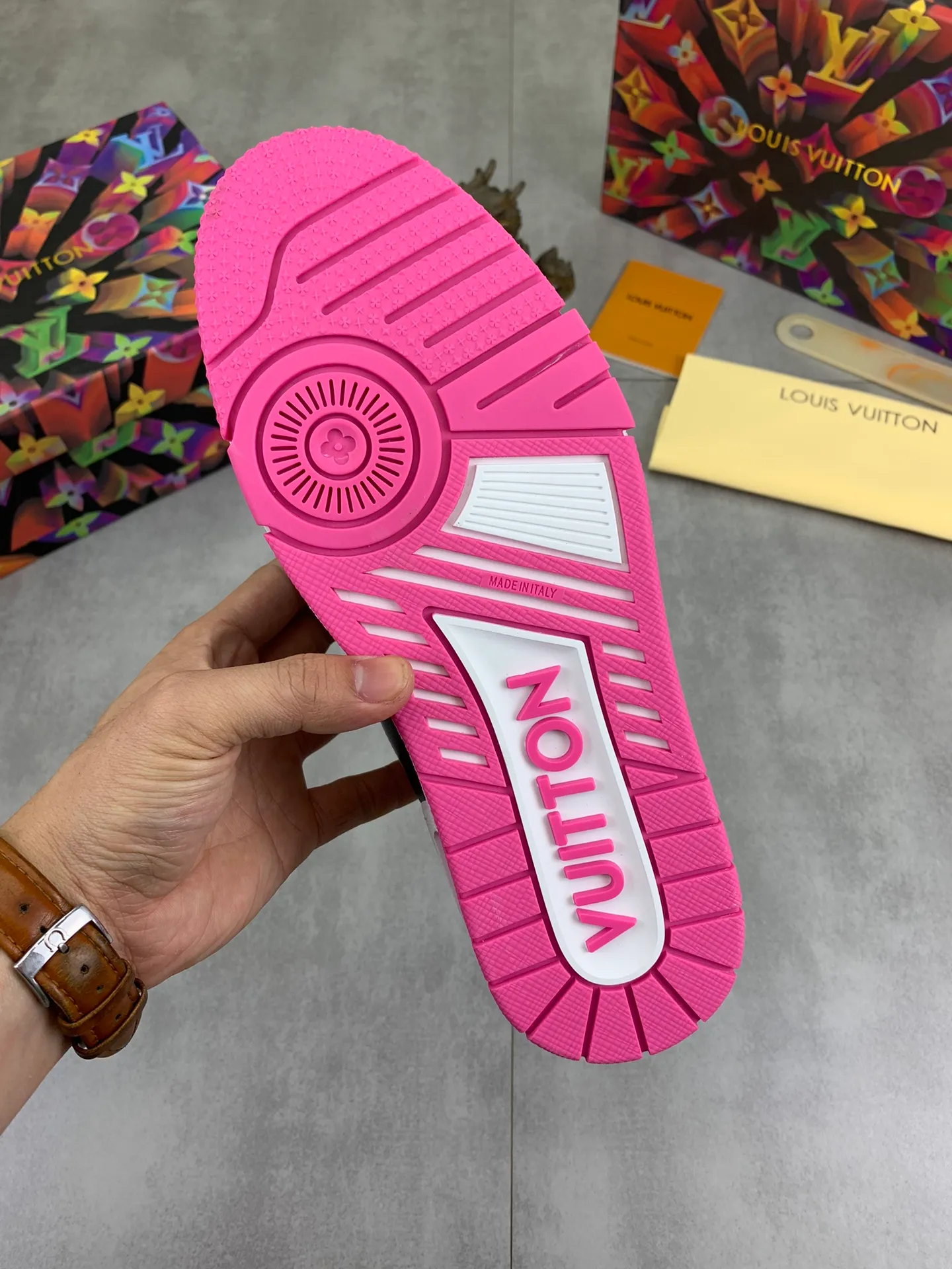 Men's shoes 💰P580 New style 💰💎💎Latest color High version 2025Louis*Vuitto* LV Traine Catwalk TRAINER outsole and fabric private model A shoe that definitely costs a lot of money and effort. This series was designed after the arrival of Vifgil. It is favored by many fans every season. Original TPU outsole Original packaging Men's size: 38-45 (46 can be customized) Color: 3️⃣ colors available (available from stock, super fast delivery)